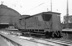 165399 Afbeelding van de bagagewagen D 4520 (serie D 4501-4650) van de N.S. te Amsterdam C.S.